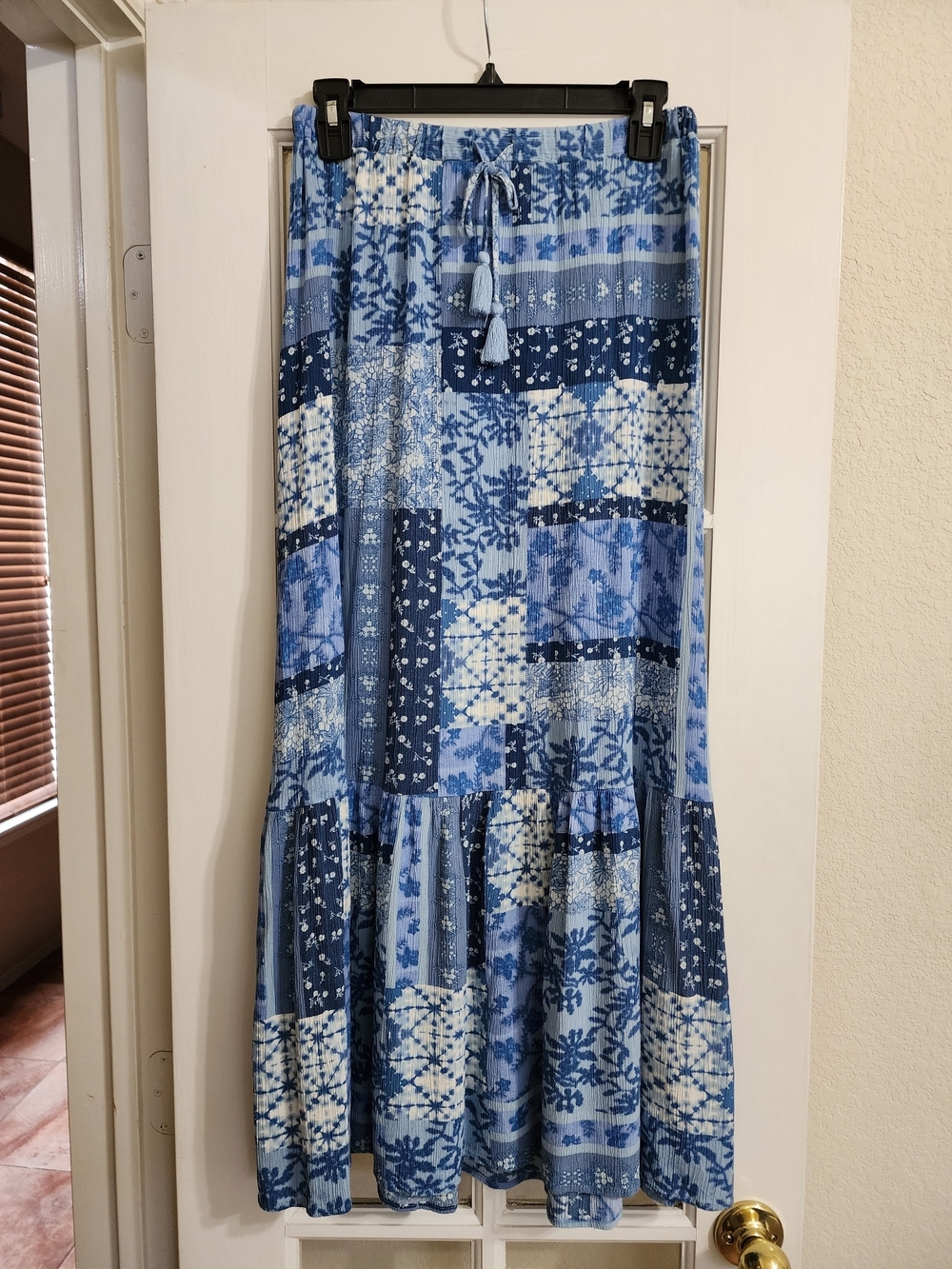 Frye Blue White Patchwork Floral Boho Rayon Maxi Skirt XS Tassel Waist